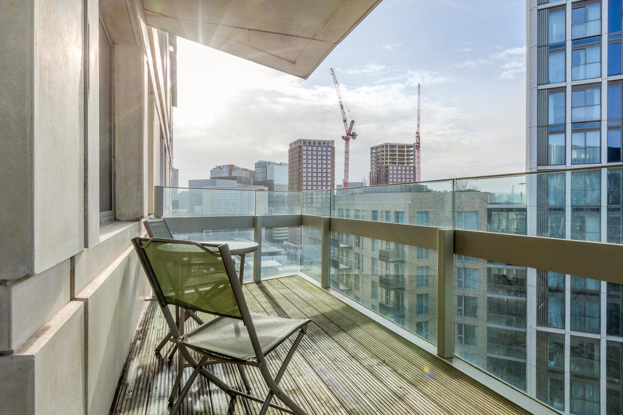 Апартаменты New Listing! 2Br With Balcony In Stratford, 3Min Dlr Лондон Экстерьер фото